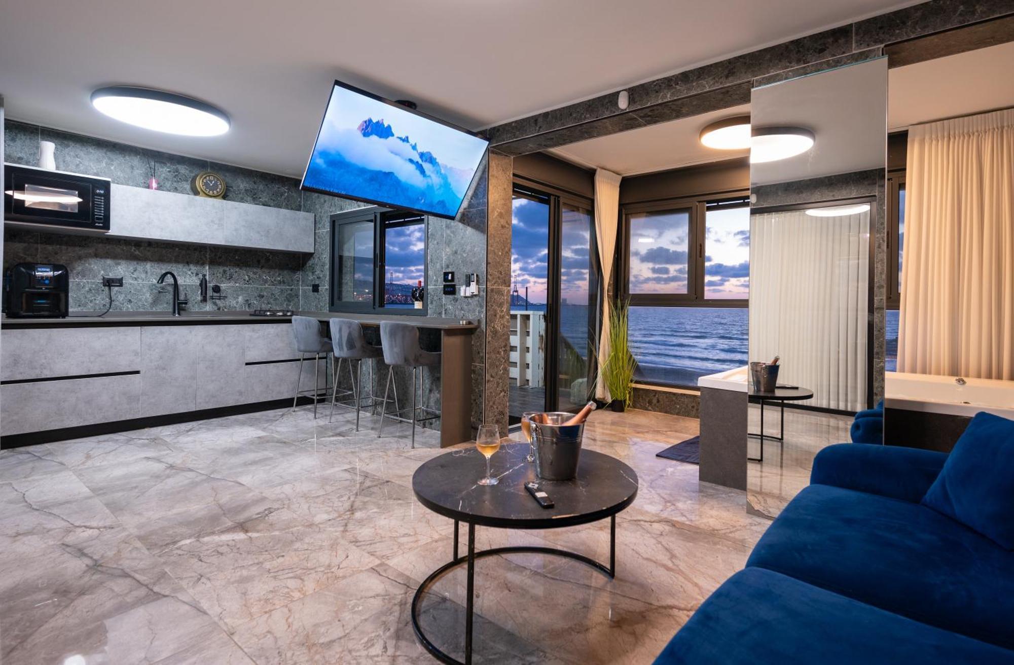 מבנים בים 77 Suites At Sea Haifa Eksteriør billede